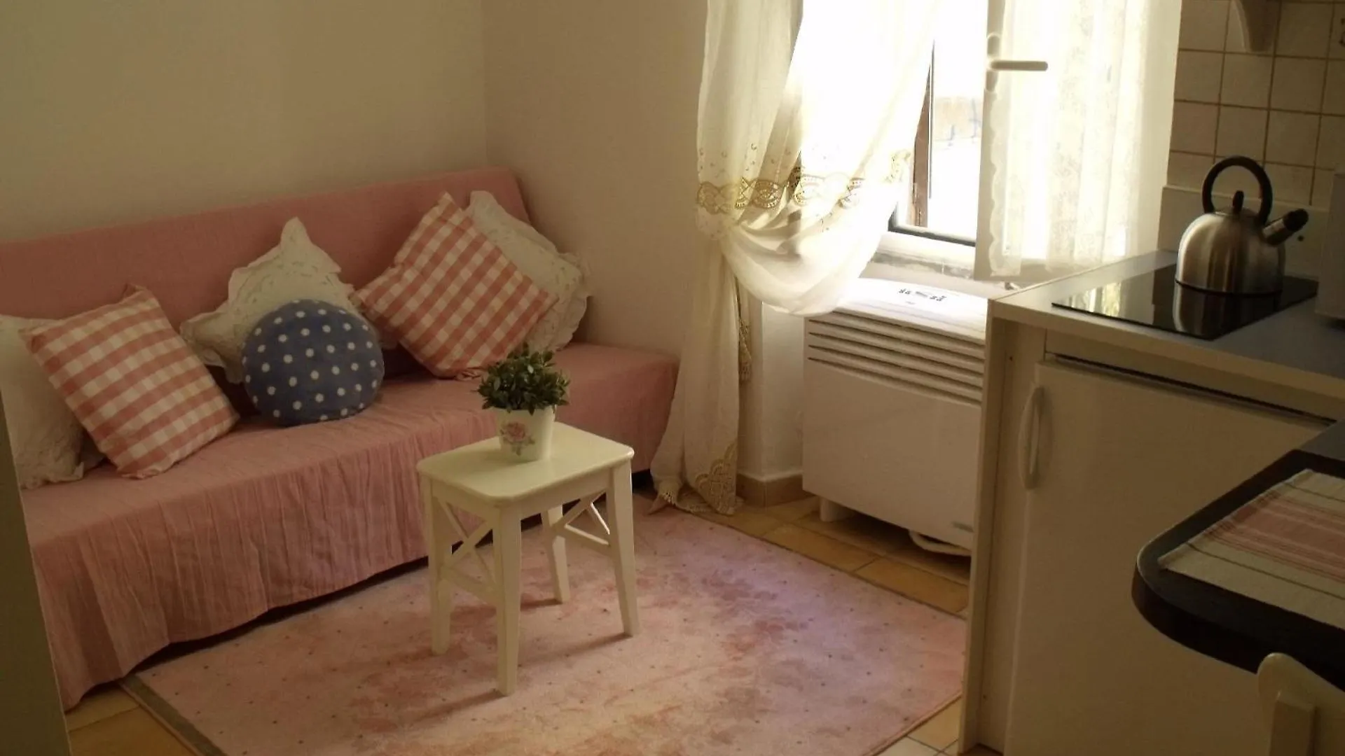 Romantisches Studio Im Lebhaftesten Viertel Roms Apartment  Rome